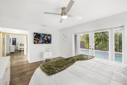 Pool House Escape w Hot Tub Game Room Wi-Fi in Country Club Pool House Escape w Hot Tub Game Room Wi-Fi in Country Club