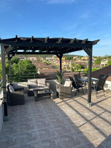 Balcony/terrace, Cardinal Lookout Villa close to the beach in Falmouth Balcony/terrace, Cardinal Lookout Villa close to the beach in Falmouth