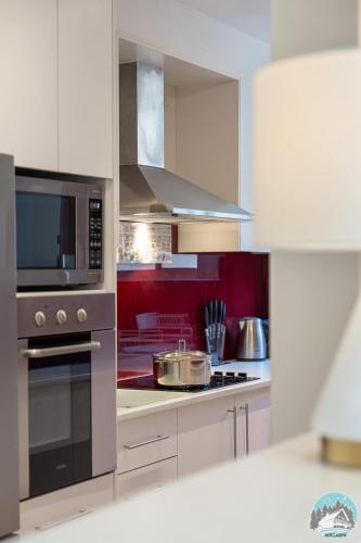 Kitchen, Relaxing Sunny North-Facing 2-Bed Apt in Vaucluse in Watsons Bay Kitchen, Relaxing Sunny North-Facing 2-Bed Apt in Vaucluse in Watsons Bay
