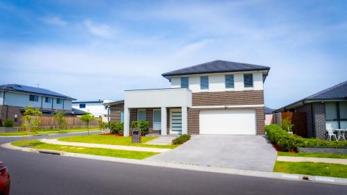 Luxury 7 Bedroom Home - Sleeps 16 Guests in Campbelltown Luxury 7 Bedroom Home - Sleeps 16 Guests in Campbelltown