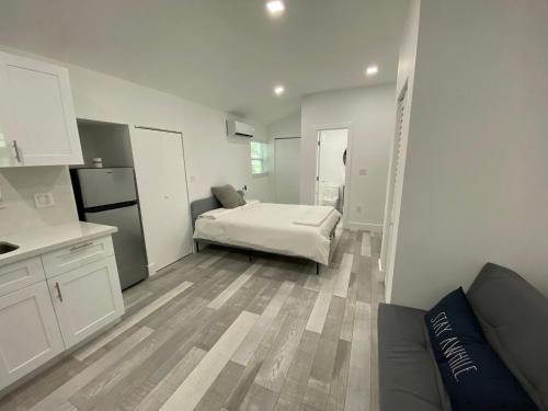 Newly renovated studio close to the beach