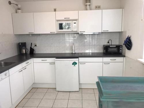 ห้องครัว, Comfortable 6-person holiday home in ชาเก้น ห้องครัว, Comfortable 6-person holiday home in ชาเก้น