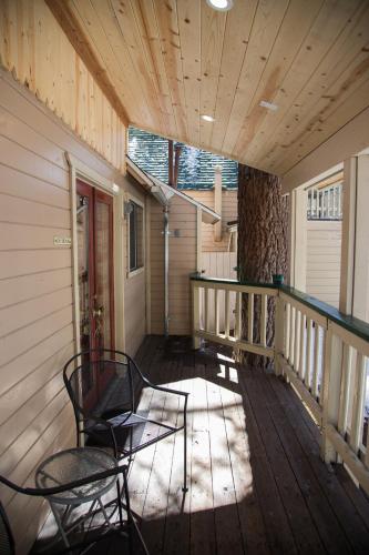 Balcony/terrace, Sleepy Forest Cottages in Big Bear Lake (CA) Balcony/terrace, Sleepy Forest Cottages in Big Bear Lake (CA)
