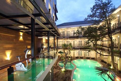 Svømmebasseng, Gets Hotel Malang near Brawijaya museum Svømmebasseng, Gets Hotel Malang near Brawijaya museum