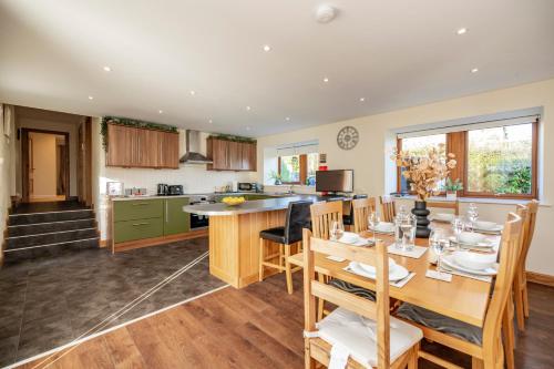 Stunning Country House - Cinema, Games Room & Hot Tub in Inverurie Stunning Country House - Cinema, Games Room & Hot Tub in Inverurie