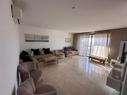 Shared lounge/TV area, Luxury Seafront Apartment with Stunning Ocean Views in Sindibad Shared lounge/TV area, Luxury Seafront Apartment with Stunning Ocean Views in Sindibad