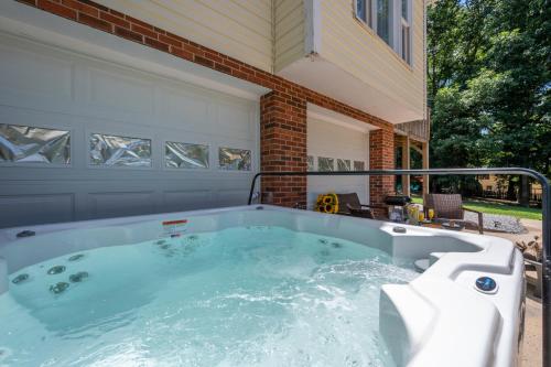 Hot tub, Kernersville King Beds Hot Tub Arcade Firepit in Kernersville (NC) Hot tub, Kernersville King Beds Hot Tub Arcade Firepit in Kernersville (NC)