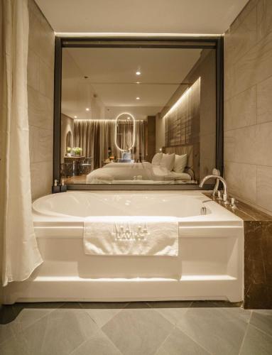 Bathroom, NHAT HA LAVISH HOTEL in Ho Chi Minh City Bathroom, NHAT HA LAVISH HOTEL in Ho Chi Minh City