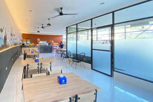 Restaurant, Urbanview Trunojoyo Homestay Banyuwangi by RedDoorz in Banyuwangi Town Restaurant, Urbanview Trunojoyo Homestay Banyuwangi by RedDoorz in Banyuwangi Town