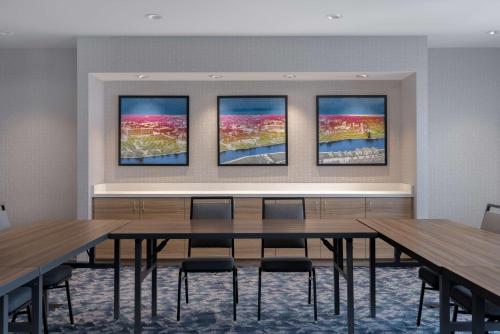 Salas de reuniones, Home2 Suites by Hilton Sheboygan in Sheboygan Salas de reuniones, Home2 Suites by Hilton Sheboygan in Sheboygan