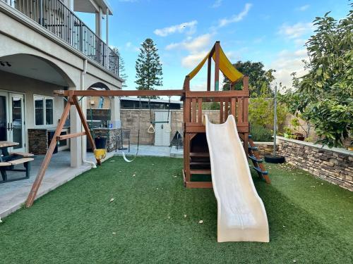 Luxurious Family-Friendly Getaway in Sorrento Valley / Mira Mesa Luxurious Family-Friendly Getaway in Sorrento Valley / Mira Mesa