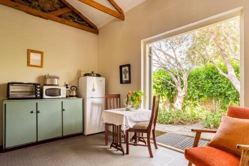 Kitchen, Keerweder-cosy cottage in Riebeek-Wes Kitchen, Keerweder-cosy cottage in Riebeek-Wes