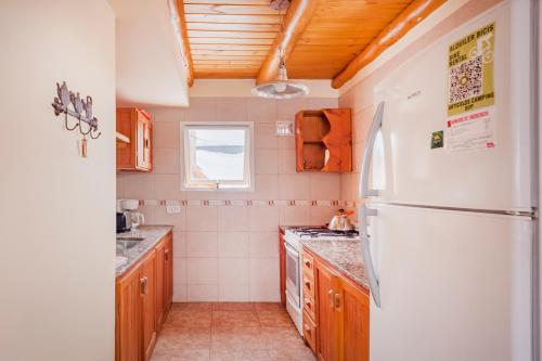 Kitchen, TAIQUE cabana E en la base del cerro Catedral con vistas in Cerro Catedral Kitchen, TAIQUE cabana E en la base del cerro Catedral con vistas in Cerro Catedral