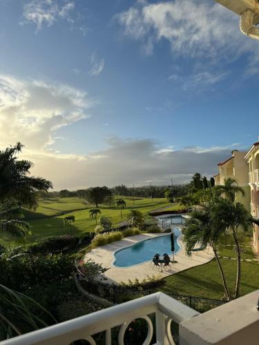 Lapangan golf di properti, 2Bed Modern Condo with AC, Pool, Rooftop patio, 5 Min to Beach in Oistins Lapangan golf di properti, 2Bed Modern Condo with AC, Pool, Rooftop patio, 5 Min to Beach in Oistins