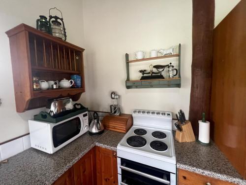 Shinglers Cottage in Bombah Point Shinglers Cottage in Bombah Point