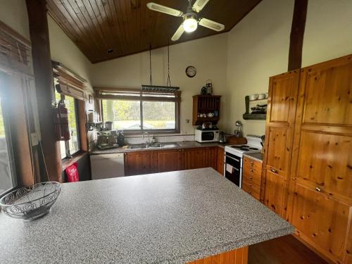 Shinglers Cottage in Bombah Point Shinglers Cottage in Bombah Point