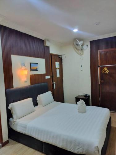 Alonto Hotel near Agnes Newton Keith Home Alonto Hotel near Agnes Newton Keith Home