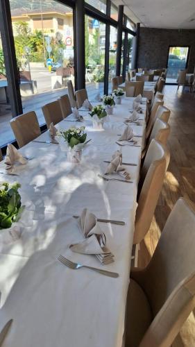 Athos Hotel in وسط مدينة ريفا ديل جاردا Athos Hotel in وسط مدينة ريفا ديل جاردا