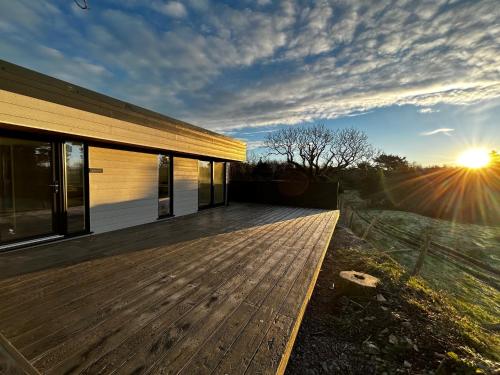 Балкон, Lowern, Luxury Lodge with Hot Tub and Games Room in Бомарі Балкон, Lowern, Luxury Lodge with Hot Tub and Games Room in Бомарі