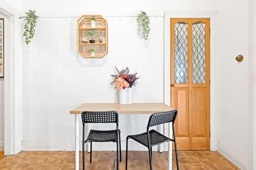 Rustic Queen Room - Seconds to Stores & Eateries - Shared Bathroom in Maroubra Rustic Queen Room - Seconds to Stores & Eateries - Shared Bathroom in Maroubra