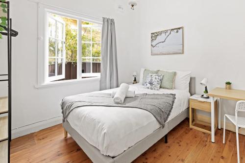 Quaint Double Room - Seconds to Shops & Eateries - Shared Bathroom in Maroubra Quaint Double Room - Seconds to Shops & Eateries - Shared Bathroom in Maroubra