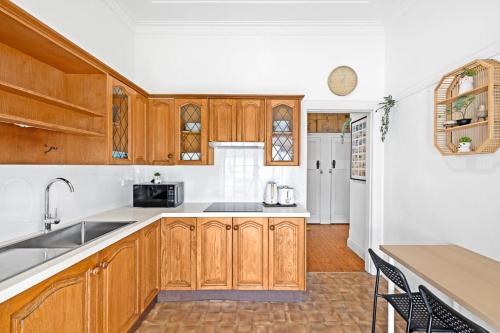Quaint Double Room - Seconds to Shops & Eateries - Shared Bathroom in Maroubra Quaint Double Room - Seconds to Shops & Eateries - Shared Bathroom in Maroubra