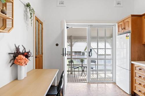Quaint Double Room - Seconds to Shops & Eateries - Shared Bathroom in Maroubra Quaint Double Room - Seconds to Shops & Eateries - Shared Bathroom in Maroubra