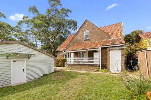Quaint Double Room - Seconds to Shops & Eateries - Shared Bathroom in Maroubra Quaint Double Room - Seconds to Shops & Eateries - Shared Bathroom in Maroubra