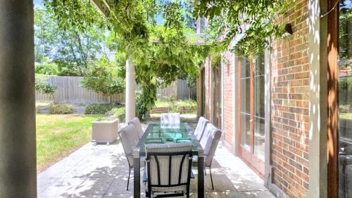 Rowen Manor House in Balwyn Rowen Manor House in Balwyn