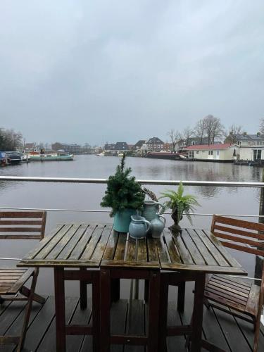 The Blue Houseboat in Zwartsluis The Blue Houseboat in Zwartsluis