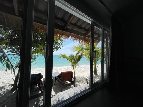 WHITE SAND ARK RESORT in Koh Rong WHITE SAND ARK RESORT in Koh Rong