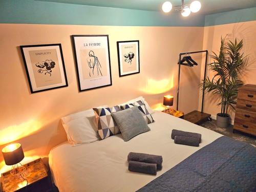 Bed, Stylish 3BR House - Private Parking, Close To CC, Long term Stays Available in Manor Castle Bed, Stylish 3BR House - Private Parking, Close To CC, Long term Stays Available in Manor Castle