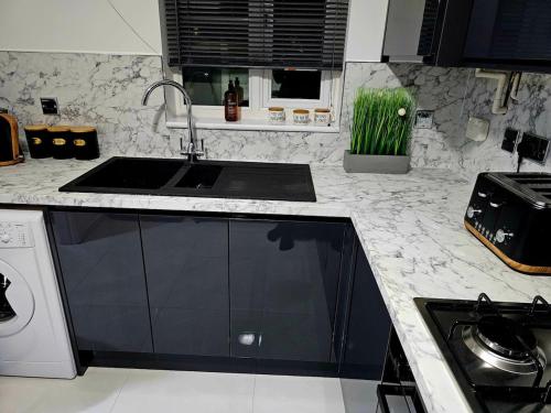 keuken, Stylish 3BR House - Private Parking, Close To CC, Long term Stays Available in Manor Castle keuken, Stylish 3BR House - Private Parking, Close To CC, Long term Stays Available in Manor Castle