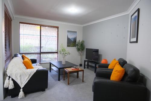 Airport 6BR Haven - Quiet Yard & AC in แคนนิง เวล Airport 6BR Haven - Quiet Yard & AC in แคนนิง เวล