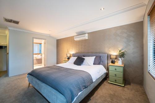 Airport 5BR Haven - Full Kitchen & Tranquil in แคนนิง เวล Airport 5BR Haven - Full Kitchen & Tranquil in แคนนิง เวล