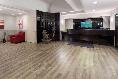 Predvorje, Ramada by Wyndham Parsippany in Parsippany (NJ) Predvorje, Ramada by Wyndham Parsippany in Parsippany (NJ)