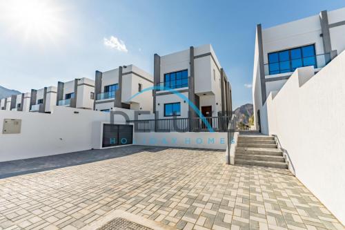 Exterior view, Modern 3BR with Mountain Views & Private Pool in Al Dana , Sharm, Fujairah by Deluxe Holiday Homes in Al Aqah Exterior view, Modern 3BR with Mountain Views & Private Pool in Al Dana , Sharm, Fujairah by Deluxe Holiday Homes in Al Aqah