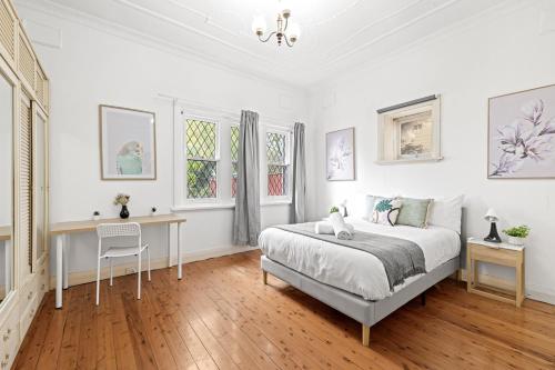 Quaint Double Room - Seconds to Shops & Eateries - Shared Bathroom in Maroubra Quaint Double Room - Seconds to Shops & Eateries - Shared Bathroom in Maroubra