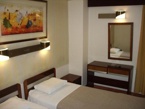 Claridge Hotel - image 13