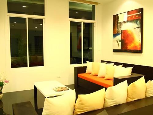 The White Pearl Hotel near Wat Kaew Ko Wararam The White Pearl Hotel near Wat Kaew Ko Wararam