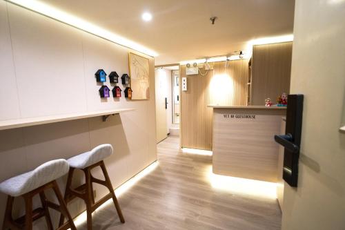 Smart Home Guesthouse: Top Choice for Double Occupancy in Hong Kong near Sky100 Hong Kong Observation Deck Smart Home Guesthouse: Top Choice for Double Occupancy in Hong Kong near Sky100 Hong Kong Observation Deck