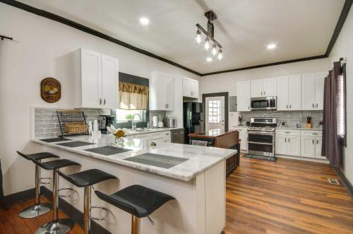 Updated North Greenwood Cottage Less Than 1 Mi to Dtwn! in Greenwood (Mississippi) Updated North Greenwood Cottage Less Than 1 Mi to Dtwn! in Greenwood (Mississippi)