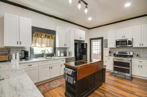 Updated North Greenwood Cottage Less Than 1 Mi to Dtwn! in Greenwood (Mississippi) Updated North Greenwood Cottage Less Than 1 Mi to Dtwn! in Greenwood (Mississippi)