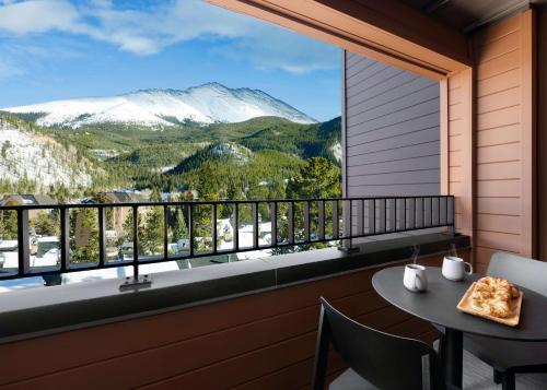 Výhled, Hotel Alpenrock Breckenridge, Curio Collection by Hilton in Breckenridge (CO) Výhled, Hotel Alpenrock Breckenridge, Curio Collection by Hilton in Breckenridge (CO)