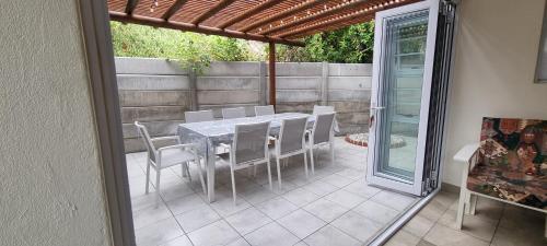 Pearly Waves in Pearly Beach Pearly Waves in Pearly Beach