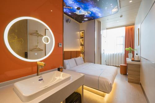 Dequan Luxury Hotel Bird's Nest BranchCoffee, fruits, snacks, a gym and a laundry room are provided near Water Cube Dequan Luxury Hotel Bird's Nest BranchCoffee, fruits, snacks, a gym and a laundry room are provided near Water Cube
