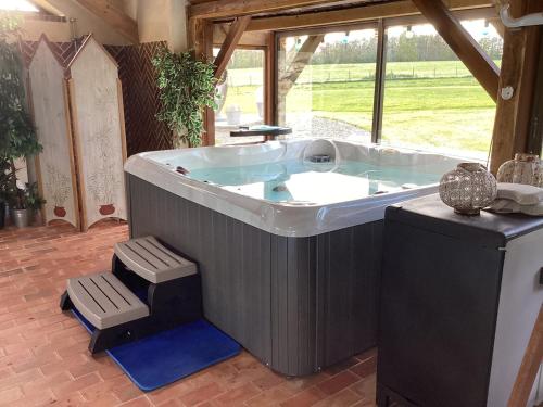 Hot tub, La Fontaine du Perche - Home Cinema, Sauna, SPA, piscine interieure chauffee jusqu'a fin novembre in Chennebrun Hot tub, La Fontaine du Perche - Home Cinema, Sauna, SPA, piscine interieure chauffee jusqu'a fin novembre in Chennebrun