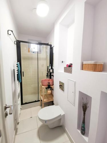 Baño, Ultracentral cozy art apartment in City Center Baño, Ultracentral cozy art apartment in City Center