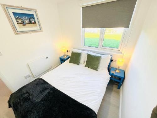 2 Bedroom Chalet SB88, Sandown, Isle of Wight, Dog Friendly in Norra Sandown 2 Bedroom Chalet SB88, Sandown, Isle of Wight, Dog Friendly in Norra Sandown