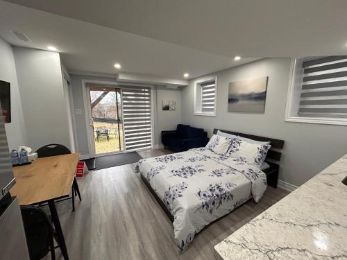 Ravine Retreat - 3RM Suite, 2BD, 1 WR, Pool, Sauna in Whitby Ravine Retreat - 3RM Suite, 2BD, 1 WR, Pool, Sauna in Whitby